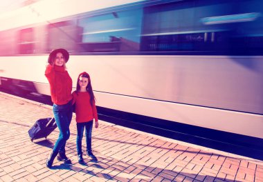 Sevimli, sempatik, güzel, gülümseyen bir anne ve kızı var.