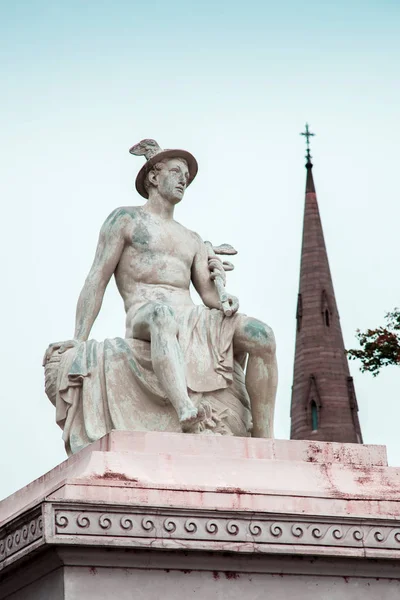Posąg boga Hermesa (Merkury) w pobliżu kopuły kościoła. mit — Zdjęcie stockowe