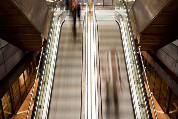 Abstract beeld met silhouetten van mensen in de metro escalato — Stockfoto