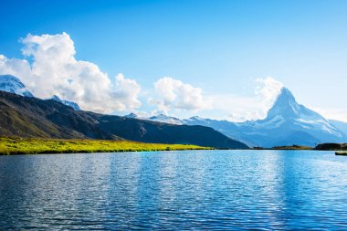 İsviçre 'nin Zermatt, İsviçre yakınlarındaki İsviçre Alpleri ve Stellisee Gölü' ndeki Matterhorn ile büyüleyici bir peri masalı. (stres önleyici, uyum, meditasyon - kavram)