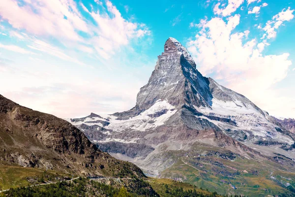 位于瑞士泽尔马特附近的瑞士阿尔卑斯山云中的马特宏峰是迷人的风景 — 图库照片