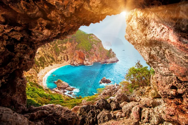 Bela vista mágica da praia Gyali em Corfu, Grécia throu — Fotografia de Stock