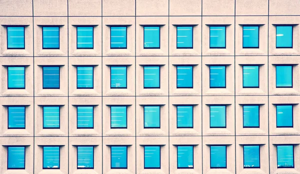 Prachtige textuur met blauwe ramen op de gevel van een moderne ho — Stockfoto