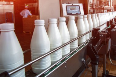 Beyaz plastik süt şişe konveyör üzerine modern süt pla