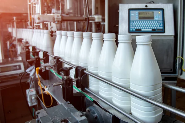 Beyaz plastik süt şişe konveyör üzerine modern süt pla