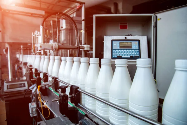 Beyaz plastik süt şişe konveyör üzerine modern süt pla