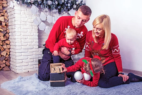 Giovane bella coppia che celebra il nuovo anno e il Natale con thei — Foto Stock