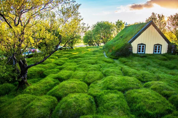 Encantadora escena mística con la iglesia del techo de césped en el antiguo tra Islandia — Foto de Stock