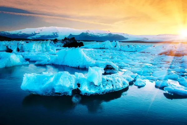 Hermoso paisaje mágico con profundidades de hielo en los famosos Jokuls — Foto de Stock