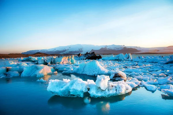 Hermoso paisaje mágico con profundidades de hielo en los famosos Jokuls — Foto de Stock