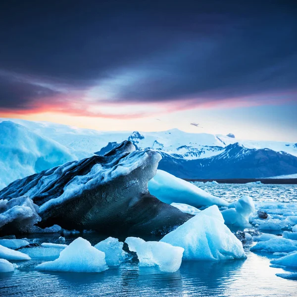 Magique paysage magnifique avec des profondeurs de glace dans les célèbres Jokuls — Photo