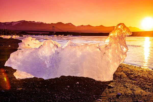 Charme magique beau paysage avec un morceau de glace comme un — Photo