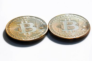 Beyaz bir arka plan üzerinde iki bitcoins