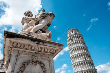 Pisa, Ita 'da sütunları olan ünlü eğimli kule yakınındaki anıt.