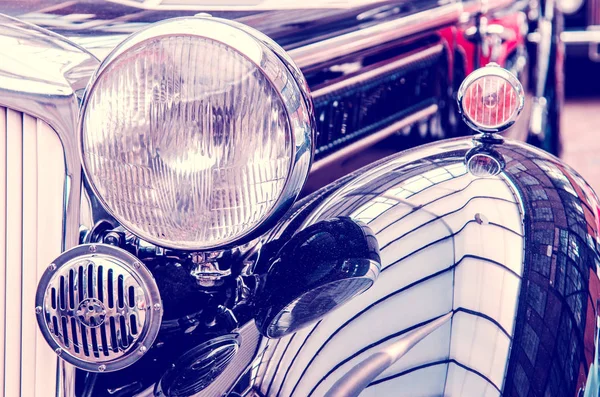 Eski bir arabanın orijinal farını yaklaş. Geçmişe dönüş. Vinta. — Stok fotoğraf