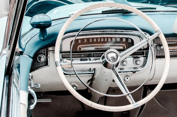 Fragment van interieur retro auto met snelheidsmeter, aan-uitschakelaars — Stockfoto