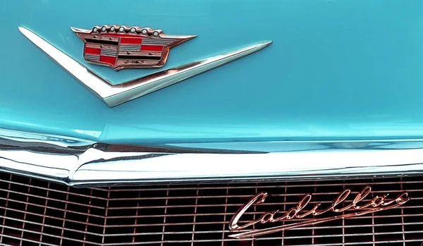Düsseldorf, 17.04.2015: das Logo von Cadillac schließen — Stockfoto