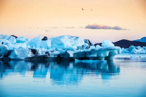 日落时分 冰岛著名的约库尔沙隆冰川湖中 有着冰深的神奇景观 异国他乡 令人惊奇的地方 流行的旅游观感 全球变暖概念 — 图库照片