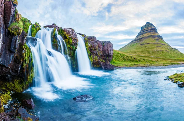 Hermoso Paisaje Mágico Natural Con Una Cascada Kirkjufell Cerca Del — Foto de Stock