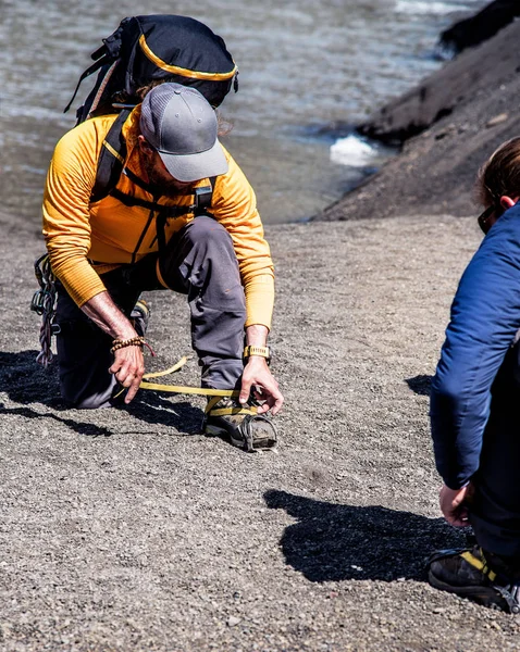 Gruppo Turisti Insruktor Indossa Scarpe Artigli Speciali Arrampicarsi Sul Ghiacciaio — Foto Stock