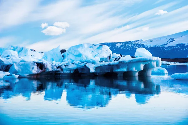 冰岛著名的Jokulsarlon冰川泻湖中有着冰层深度的神奇美丽风景 异国他乡 令人惊奇的地方 流行的旅游观感 全球变暖概念 — 图库照片