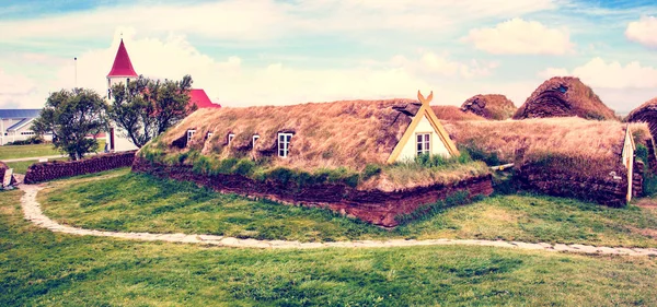 Wunderschöne Landschaft Mit Traditionellen Holzhäusern Mit Moosbedeckten Dächern Und Kirche — Stockfoto