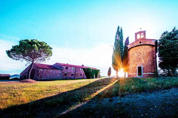 Magische Landschaft mit Kapelle der Madonna di Vitaleta auf einem sonnigen — Stockfoto