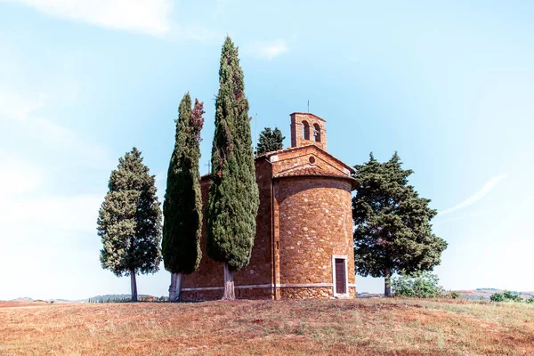 Paisagem mágica com capela de Madonna di Vitaleta em uma ensolarada da — Fotografia de Stock