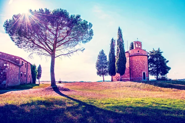 Magische Landschaft mit Kapelle der Madonna di Vitaleta auf einem sonnigen — Stockfoto