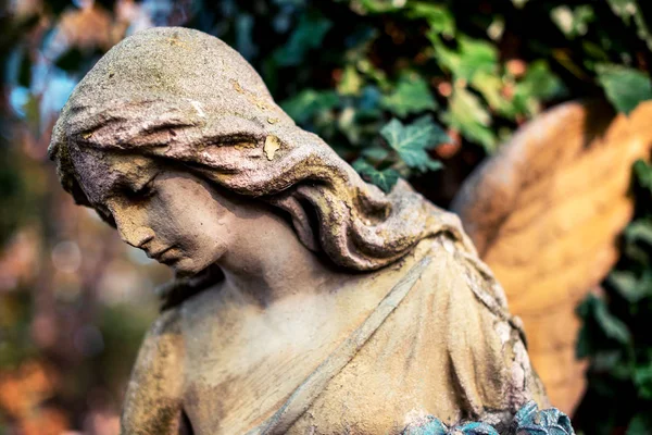 Úlomek starověkého sochařského anděla na starém hřbitově. Symbo — Stock fotografie