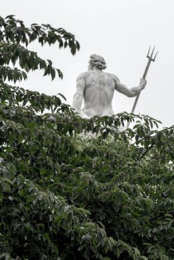 Neptün 'ün heykeli tepenin üzerinde duran soyut bir resim