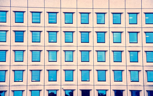 Schöne Textur mit blauen Fenstern auf der Fassade eines modernen ho — Stockfoto