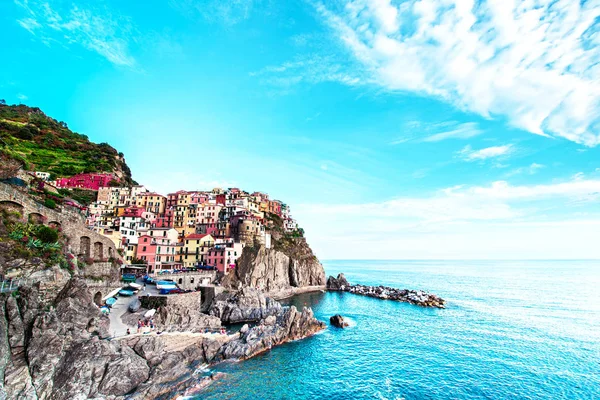 Cinque Terre, Liguria, İtalya 'da Manarola sahilinde büyüleyici bir yaz manzarası. Egzotik, inanılmaz yerler. Popüler turist akımı.