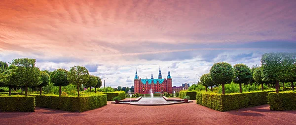 Prachtig Landschap Met Fontein Magische Ongelooflijke Tuinen Park Frederiksborg Slot — Stockfoto