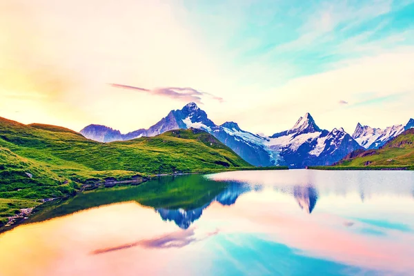 Пейзаж Восходом Солнца Над Озером Швейцарских Альпах Европа Веттерхорн Шрекхорн — стоковое фото