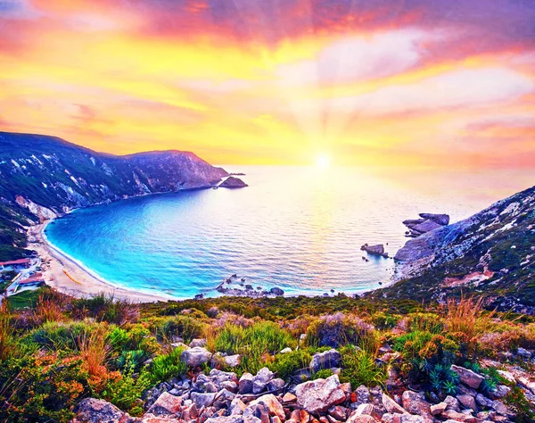 ギリシャのケファロニア島ペタニビーチの日没時にビーチと幻想的に素晴らしい神秘的な見事な魔法の風景 素晴らしい場所だ 観光名所 — ストック写真