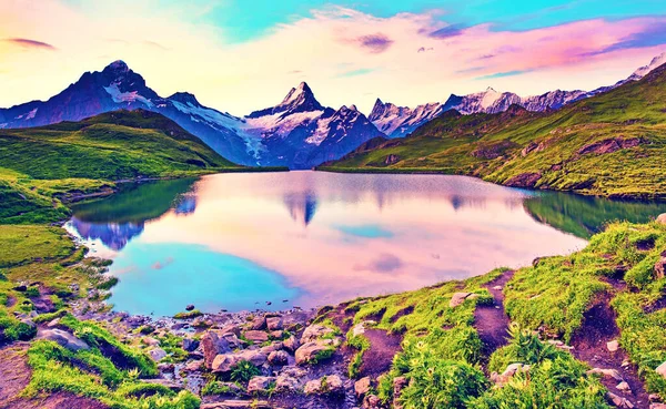 ヨーロッパ スイス アルプスの湖の日の出で幻想的な風景 ヴェッターホルン Schreckhorn Finsteraarhorn Bachsee リラクゼーション 抗ストレス コンセプト — ストック写真