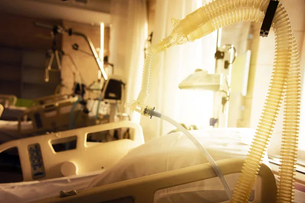 在现代化医院的重症监护病房里 有塑料管的人工通气装置 — 图库照片