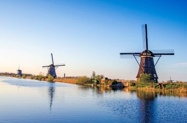 Hollanda, Kinderdijk 'te rüzgar değirmenleriyle nefes kesici, ilham verici bir manzara. Büyüleyici yerler, turistik yerler..