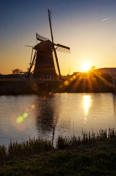 Adembenemend Mooi Inspirerend Landschap Met Windmolens Kinderdijk Bij Zonsopgang Fascinerende — Stockfoto