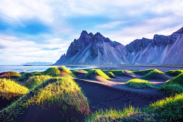 Malowniczy Krajobraz Najpiękniejszymi Górami Vestrahorn Półwyspie Stokksnes Przytulna Laguna Zieloną — Zdjęcie stockowe