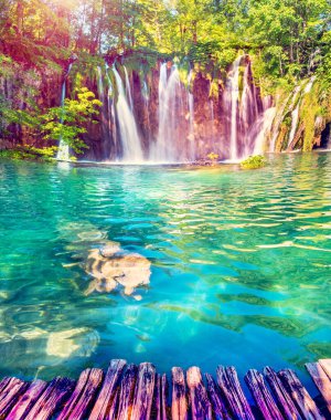 Hırvatistan 'ın Plitvice kentinde şelalesi olan inanılmaz güzellikte büyüleyici bir manzara (uyum meditasyonu, anti-stres - konsept)