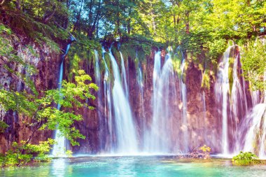 Hırvatistan 'ın Plitvice kentinde şelalesi olan inanılmaz güzellikte büyüleyici bir manzara (uyum meditasyonu, anti-stres - konsept)