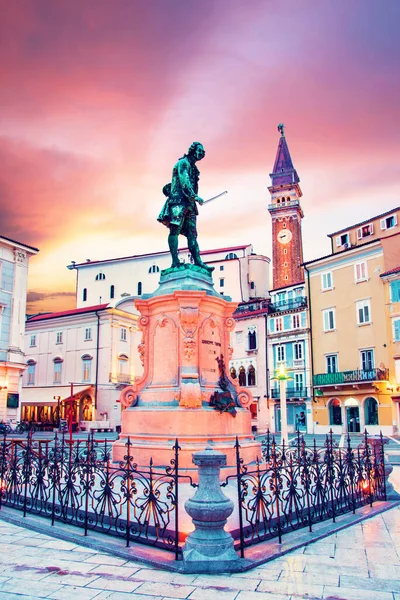 Prachtige Prachtige Stad Landschap Met Het Monument Beroemde Italiaanse Violist — Stockfoto