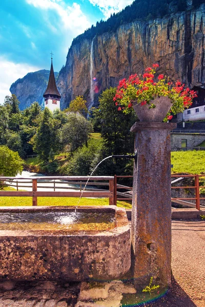 Festői Táj Virágokkal Vízesés Kanyon Templom Lauterbrunnen Svájci Alpokban Svájc — Stock Fotó