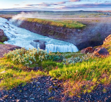 İzlanda 'da güneşin doğuşunda ünlü Gullfoss şelalesi olan büyüleyici, renkli bir manzara. Egzotik ülkeler. Harika yerler. Popüler turist karışıklığı. (Meditasyon, anti-stres - konsept).