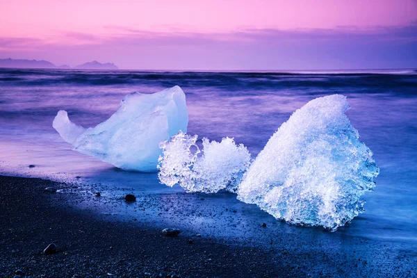 迷人迷人的美丽风景 在冰河畔的钻石沙滩上 有一块冰像雕塑 黎明时分 靠近冰河湖畔的乔库沙伦 异国他乡令人惊奇的地方 — 图库照片