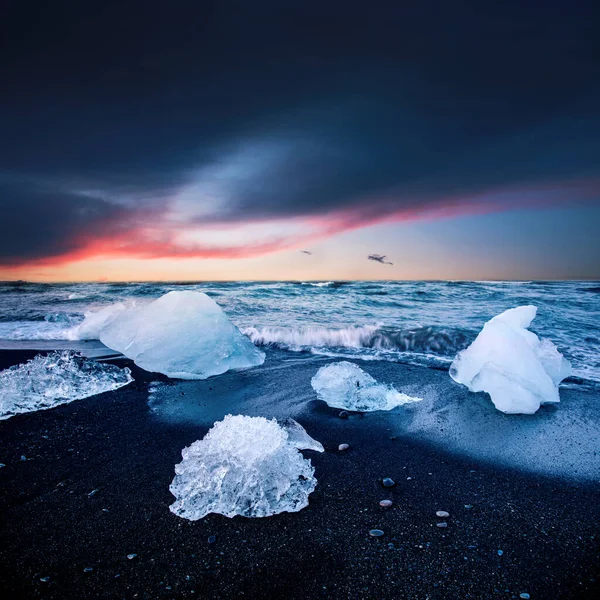 迷人迷人的美丽风景 有一块冰像雕塑一样的冰雕在冰川泻湖附近 日落时在冰岛 异国他乡令人惊奇的地方 — 图库照片