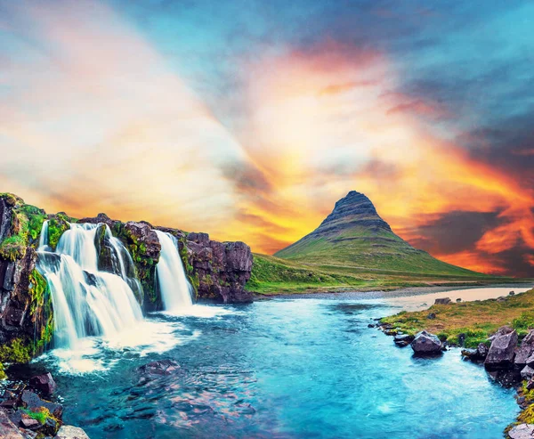 Smukke Naturlige Magiske Landskaber Med Vandfald Kirkjufell Nær Vulkanen Island - Stock-foto