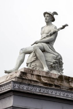 Tanrı Hermes 'in (Merkür) antik heykeli, başarının kişileştirilmesi, zenginlik, iş dünyasının koruyucu azizi, tüccarlar, tüccarlar, tüccarlar, girişimciler ve gezginlerin soyut arkaplanı. Tanrıların habercisi.